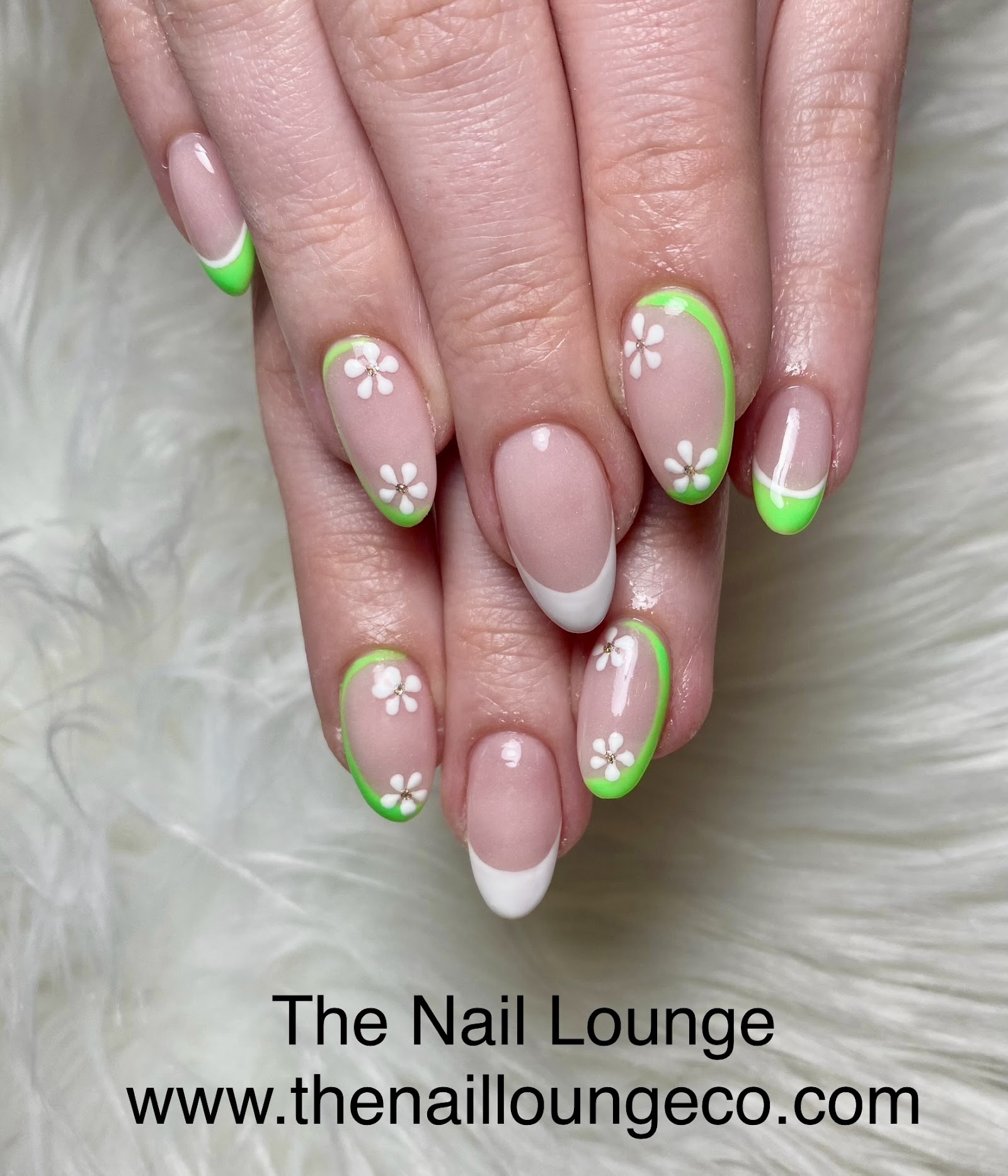 THE NAIL LOUNGE logo